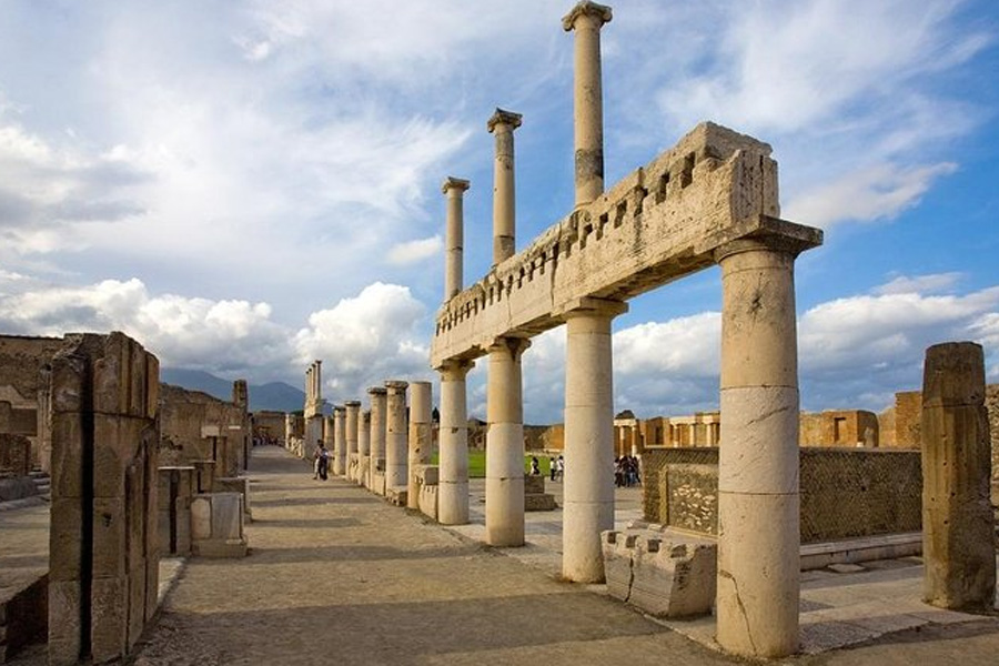 How can you get from Naples to Pompeii in the best possible way