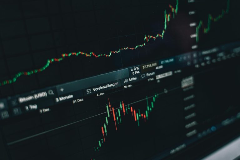 The way you earn a lot of money by using expert advisors for free
