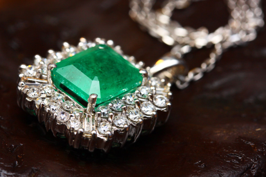 Caring for a Jadeite Pendant to Maintain Its Appearance